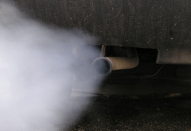 Abgase kommen aus einem Auspuff