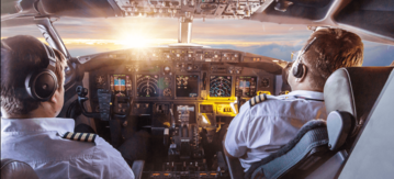 Piloten im Cockpit und der Sonne entgegen