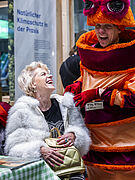 Eine Peron im Wurmkostüm und eine ältere lachende Dame.