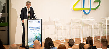 Stefan Tidow hält eine Rede vor Publikum