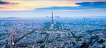 Sonnenaufgang über Paris mit dem Eiffelturm im Zentrum