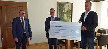 Florian Pronold überreicht Förderscheck im Markt Gangkofen