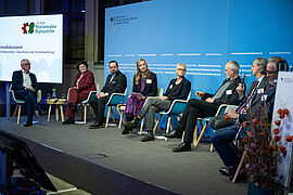 Vertreterinnen und Vertreter der Naturerbeträger, aus der Politik und verschiedener Bundesinstitutionen bei einer Diskussion 