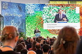 Carsten Schneider hält eine Rede auf der Bühne bei der Eröffnung der IFAT Munich 2026