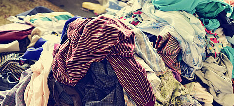 Alttextilien auf einem Flohmarkt