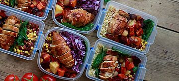 Essen zum Mitnehmen in wiederverwertbaren Boxen