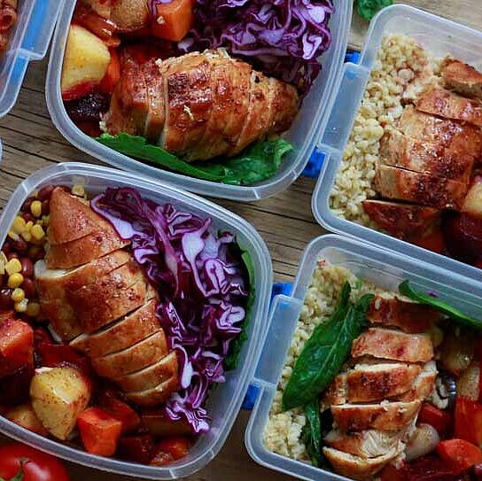 Essen zum Mitnehmen in wiederverwertbaren Boxen