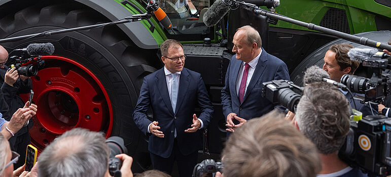BM beim Dt BauerntagBundesumweltminister Carsten Schneider und DBV-Präsident Joachim Rukwied stellen sich den Fragen der Journalistinnen und Journalisten.