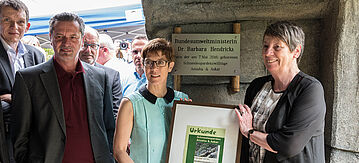 Bundesumweltministerin Barbara Hendricks erhält eine Urkunde.