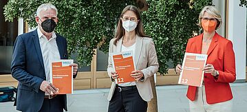 Vertreterinnen und Vertreter des BMBF und BMU nehmen WBGU-Politikpapier "Über Klimaneutralität hinausdenken" entgegen