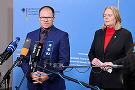 Carsten Schneider mit Bärbel Bas vor Presse