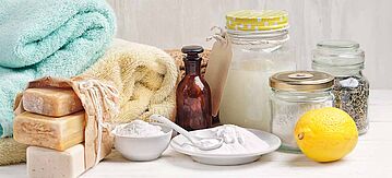 Umweltfreundliche Produkte zur Reinigung und Pflege: ätherisches Öl, Salz, Badeseife, Backpulver und Wäsche, Essig, Zitrone