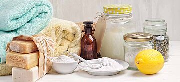 Umweltfreundliche Produkte zur Reinigung und Pflege: ätherisches Öl, Salz, Badeseife, Backpulver und Wäsche, Essig, Zitrone