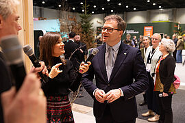 Carsten Schneider gibt ein Interview.