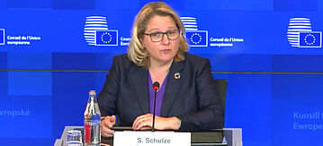 Svenja Schulze am Mikrophon