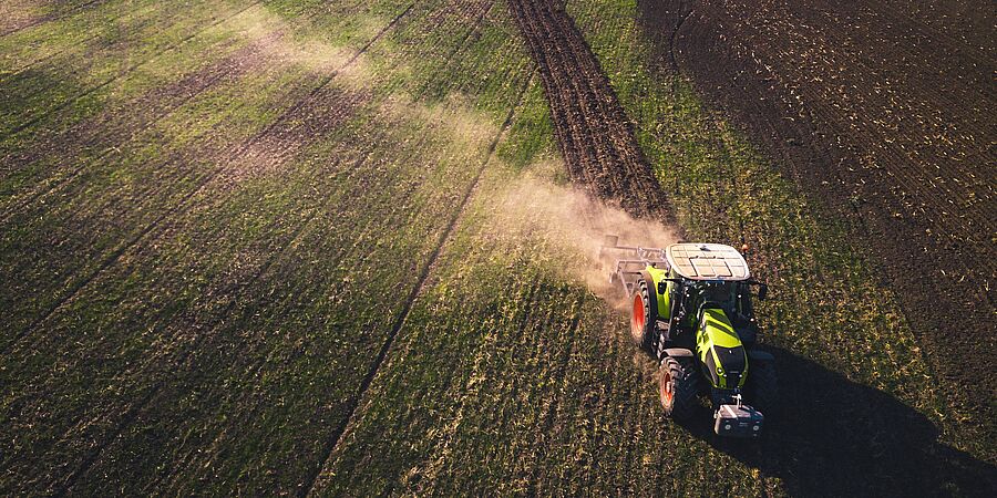 Ein Traktor auf einem Feld