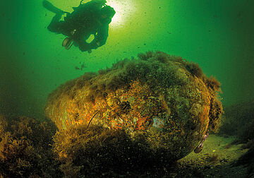 Ein Forschungstaucher untersucht Altmunition in der Ostsee.