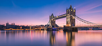 Das Wahrzeichen Tower Bridge in London im Sonnenuntergang