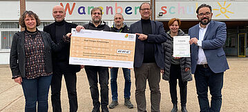 Chris Kühn übergibt Förderbescheid