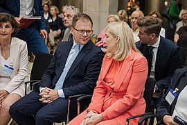 Carsten Schneider und Nina Warken sitzen im Publikum