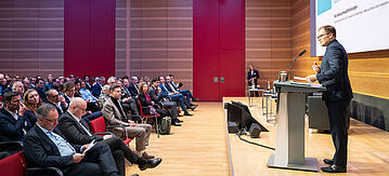 Carsten Schneider hält eine Rede.