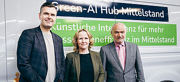 Steffi Lemke zusammen mit Stefan Demuth, Geschäftsführer ZUG GmbH und Prof. Dr. Oliver Thomas, DFKI, vor dem Green-AI Hub E-Transporter.