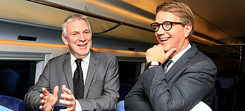 Umweltstaatssekretär Jochen Flashbart und Bahnvorstand Ronald Pofalla 