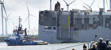 Das havarierte Frachtschiff wird in den Hafen geschleppt