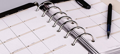 Terminkalender mit offenem Stift