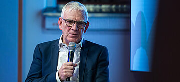 Jochen Flasbarth bei einer Podiumdiskussion