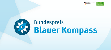 Logo: links eine Kompass-Illustration in blau und weiß, Schriftzug Bundespreis Blauer Kompass, oben rechts Logos BMUV und UBA