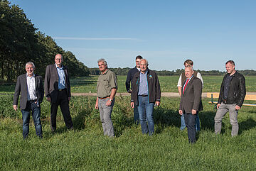 Umweltstaatssekretär Flasbarth und Landwirtschafts- und Umweltminister Backhaus und 6 weitere Akteure in Mecklenburg-Vorpommern. Weitere Informationen siehe Bildunterschrift