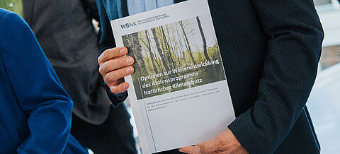 Das Gutachten: Optionen zur Weiterentwicklung des Aktionsprogramms Natürlicher Klimaschutz