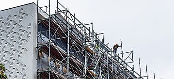 Fassadensanierung für Wärmedämmung an einem Wohngebäude