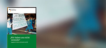 Blick auf eine Montagsdemonstration in Leipzig im Oktober 1989, während Transparente für Umweltschutz und die Wahlordnung hochgehalten werden. 