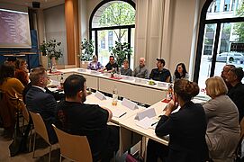 Blick in den Workshop-Raum mit den Beteiligten.
