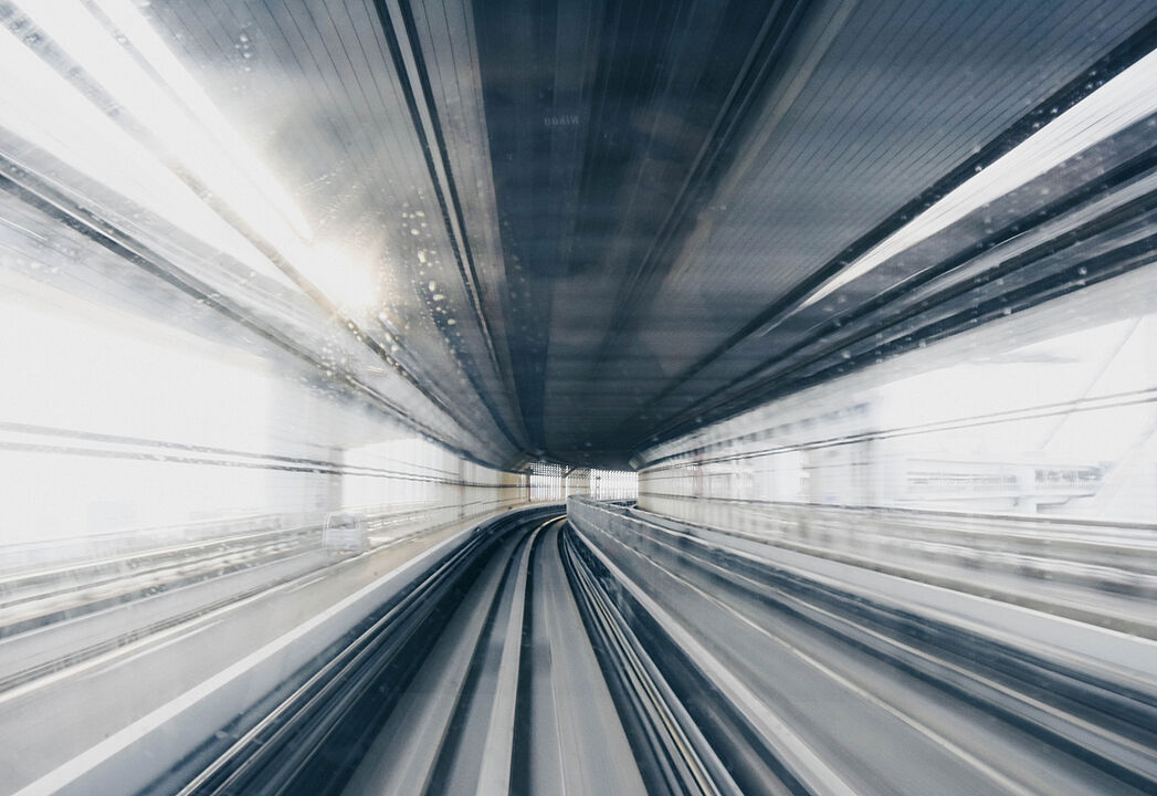 Ein Tunnel aus einem fahrenden Zug aufgenommen.