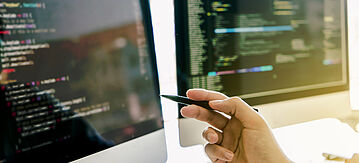 Computerbildschirme mit Programmiercode