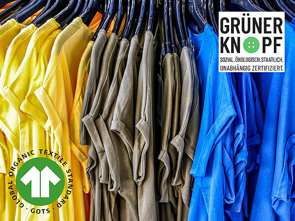 T-Shirts an Kleiderbügeln und "Grüner Kopf"-Siegel und "GOTS"-Siegel