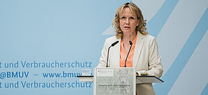 Bundesumweltministerin Steffi Lemke am Redepult