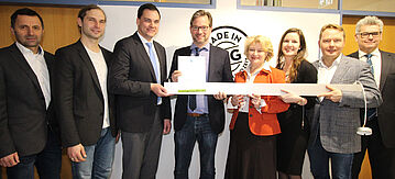 Florian Pronold übergibt ein Klimaschutz-Zertifikat 