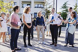 Bundesumweltministerin Steffi Lemke besichtigt das Wohnquartier 52° in Berlin-Köpenick.