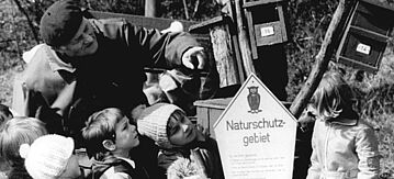 Kurt Kretschmann erteilt Kindern aus einem nahegelegenen Kindergarten sehr lebendigen Biologie "Unterricht". 