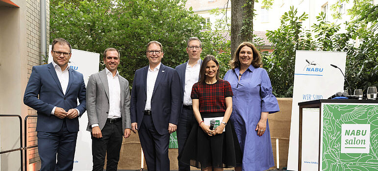 Bundesminister Carsten Schneider, Ex-Fußballnationalspieler Philipp Lahm, NABU-Präsident Jörg-Andreas Krüger, NABU-Bundesgeschäftsführer Ingo Immermann, Moderatorin Nadine Kreutzer und NABU-Bundesgeschäftsführerin Susanne Baumann (von links nach rechts) 