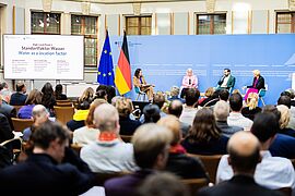 Julia Braune (r-l), Geschäftsführerin Germany Trade & Invest, Boris Greifeneder, Geschäftsführer German Water Partnership, Uta Maria Pfeiffer, Co-Bereichsleiterin Energie, Mobilität und Umwelt beim BDI, und Katie Gallus, Moderatorin, beim High-Level Forum Zukunft Wasser im BMUKN in Berlin