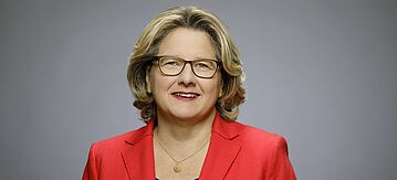 Porträtfoto von Bundesumweltministerin Svenja Schulze