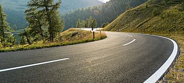 Asphaltstraße in den Alpen an einem schönen Sommertag