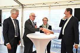 Die Zeitkapsel wird befüllt.