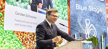 Carsten Schneider hält eine Rede auf der Bühne der IFAT