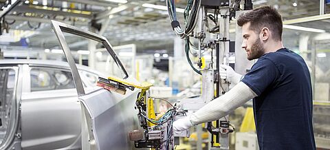 Arbeiter in der Automobilindustrie